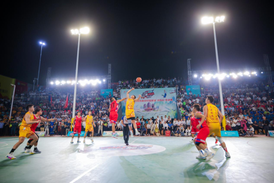 来自江西省的南康团团圆家具队(黄衣)和来自贵州省的黔东南州“村BA”全明星队(红衣)进行表演赛。