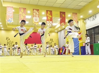 在跆拳道馆训练的孩子们