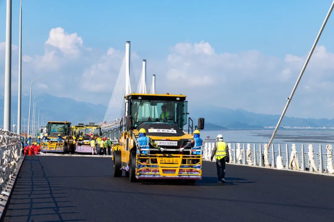 黄茅海跨海通道进入钢桥面铺装冲刺阶段 计划11月15日前完成全线钢桥面铺装
