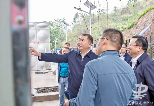 县委书记李电(左三)调研督导新生组团污水应急处理厂项目建设情况。余鸿 摄