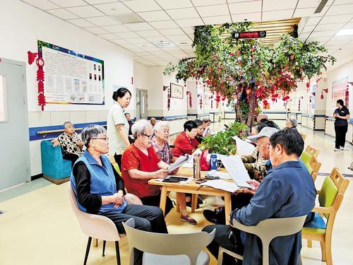 9月19日，在位于秦皇岛卢龙县的泰和养老中心，入住的老人们围在一起唱歌。 本组图片由本报记者高珊摄