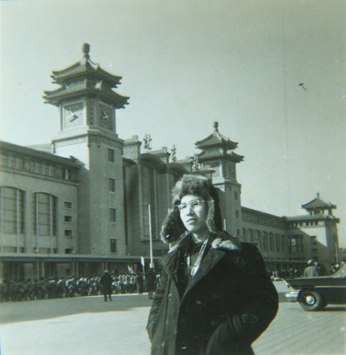 1964年，侯明东第一次离开哈尔滨，远行兰州，在北京中转时，站前留影。（图片由受访者提供）
