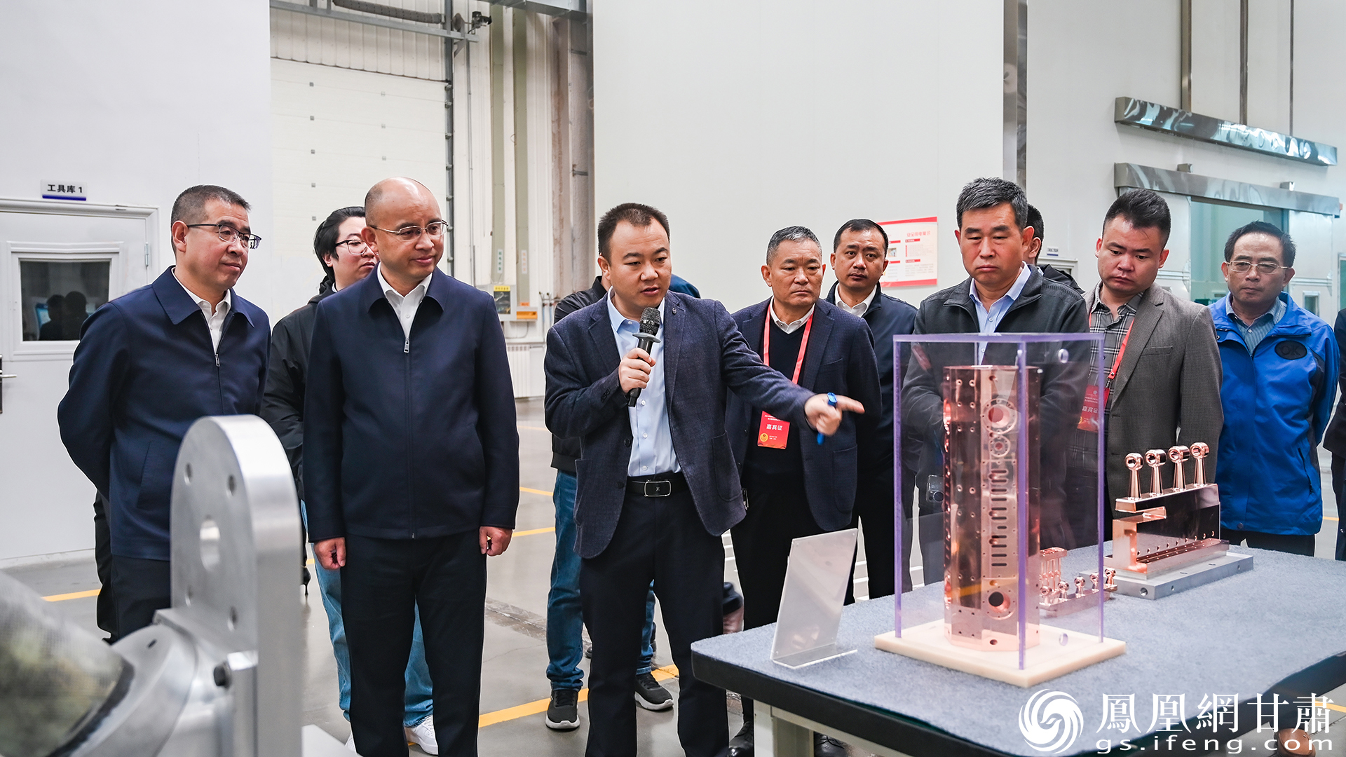 全国优强民企代表走进兰州泰基离子技术有限公司，参观国产医用重离子加速器装置。