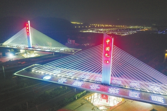 正在转体的子母塔。