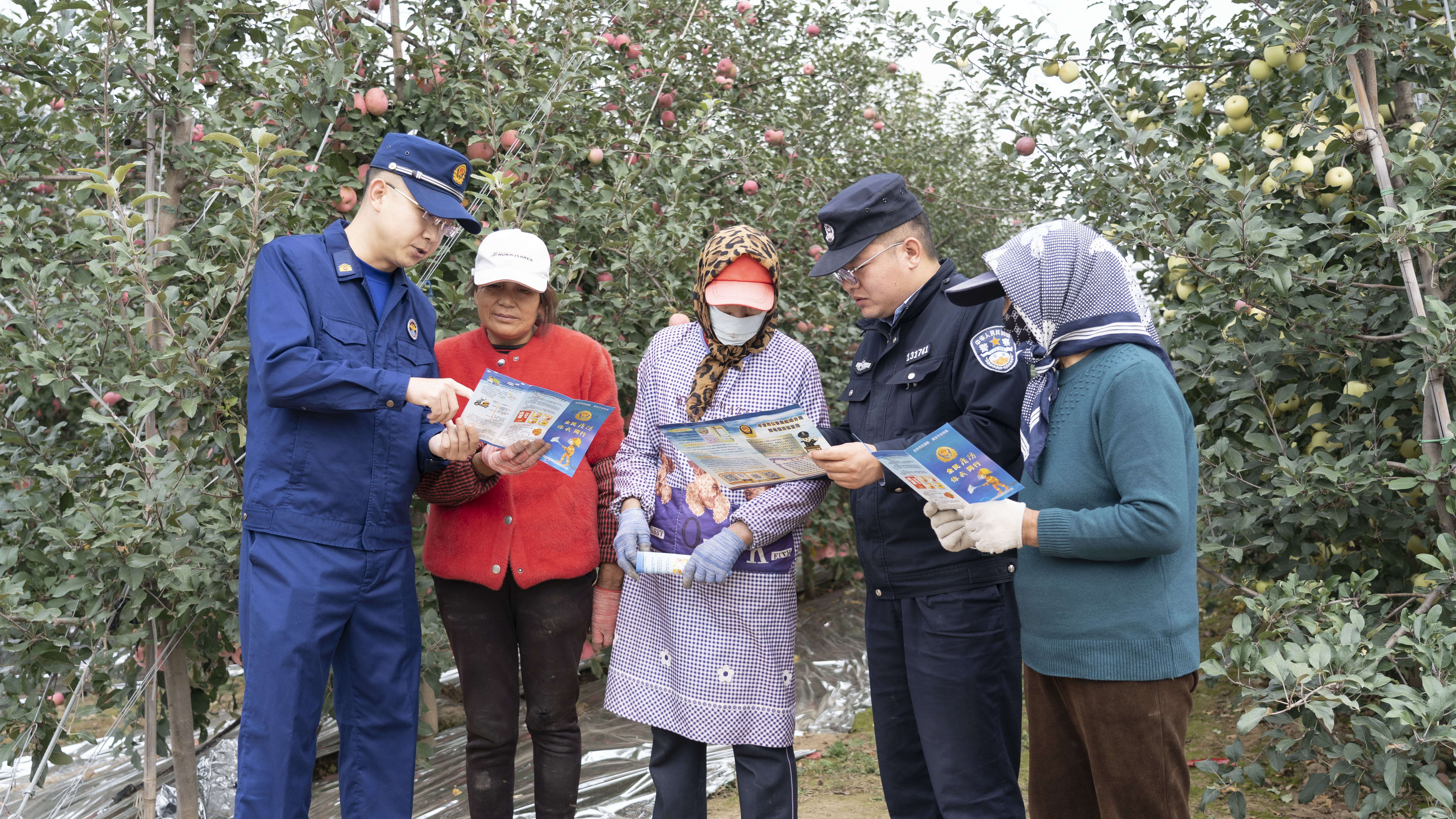 消防宣传人员与民警面对面“零距离”向群众讲解秋季防火知识