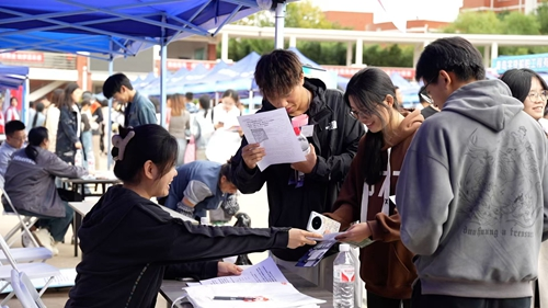 起航西海岸，青春赢未来！青岛职业技术学院举办2024秋季高职毕业生大型招聘会暨2025届毕业生双选会