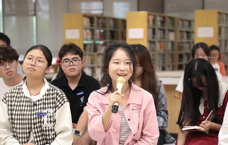 江西科技学院举办“赓续红色血脉，争做薪火传人”读书分享会