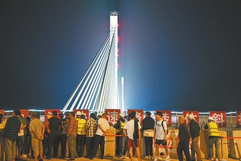 市民共同见证斜拉桥转体成功的激动时刻。