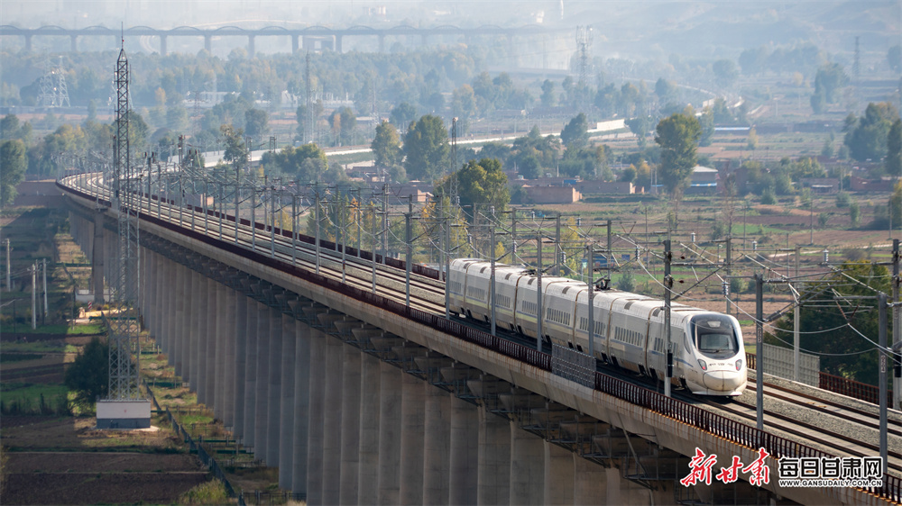 10月11日，在兰张高铁兰武段，列车行驶在兰州永登县境内。