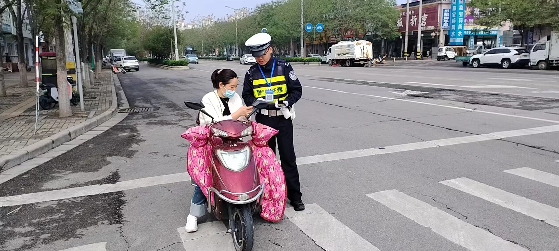 “勸您出行別任性” 商丘交警自即日起嚴查行人及非機動車闖紅燈等交通違法