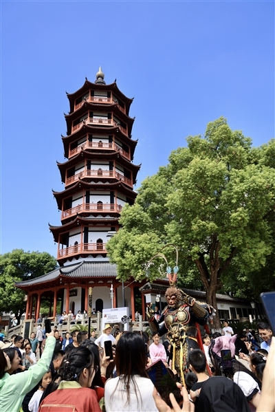 游客在绳金塔历史文化景区拍照打卡