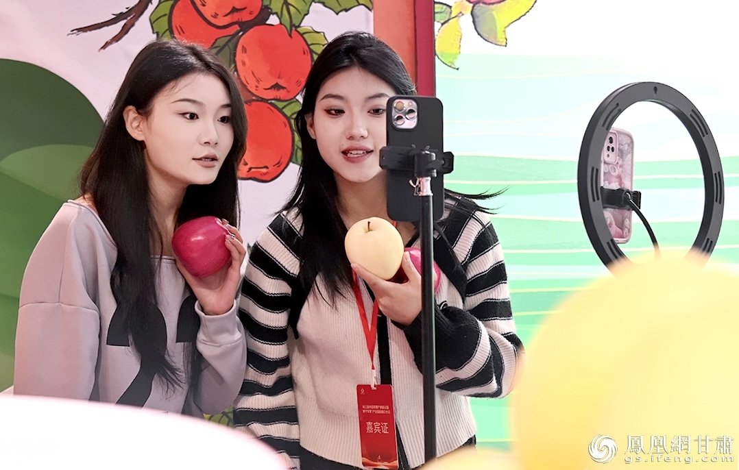 主播线上吆喝，推介静宁苹果。