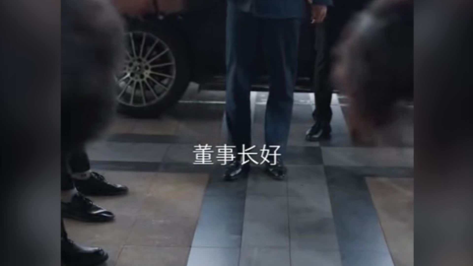 女儿主动充值让妈妈追中老年短剧,妈妈:女主和我同岁,演员演得好,不是一个烂剧_凤凰网视频_凤凰网