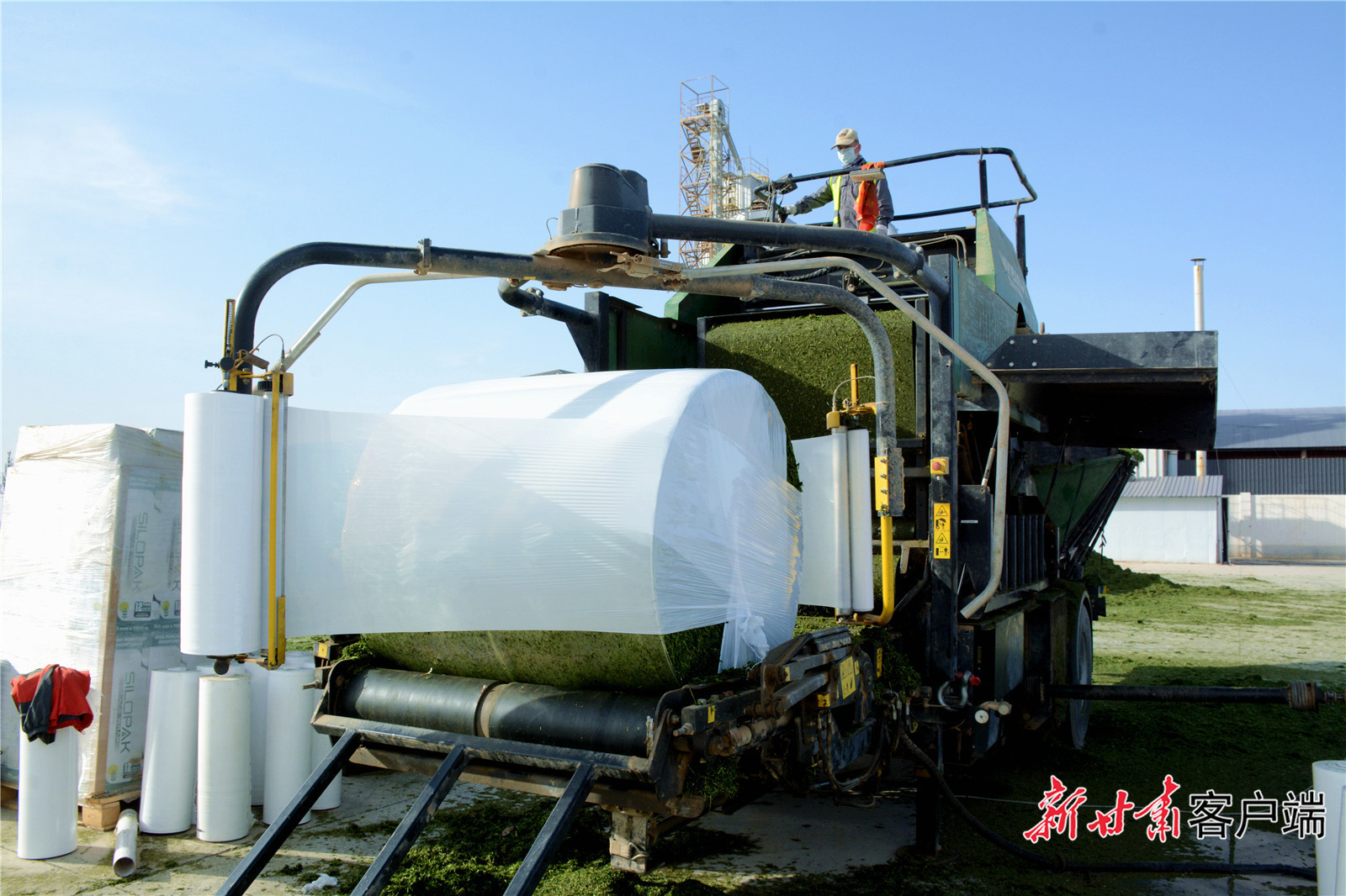 自动化生产“草罐头” 新甘肃·甘肃日报记者 金奉乾 摄