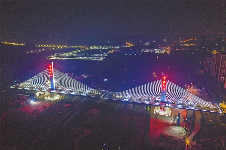 9月26日晚，九江快速路（一期）跨庐山站转体斜拉桥，历时79分钟完成转体，实现精准合龙。