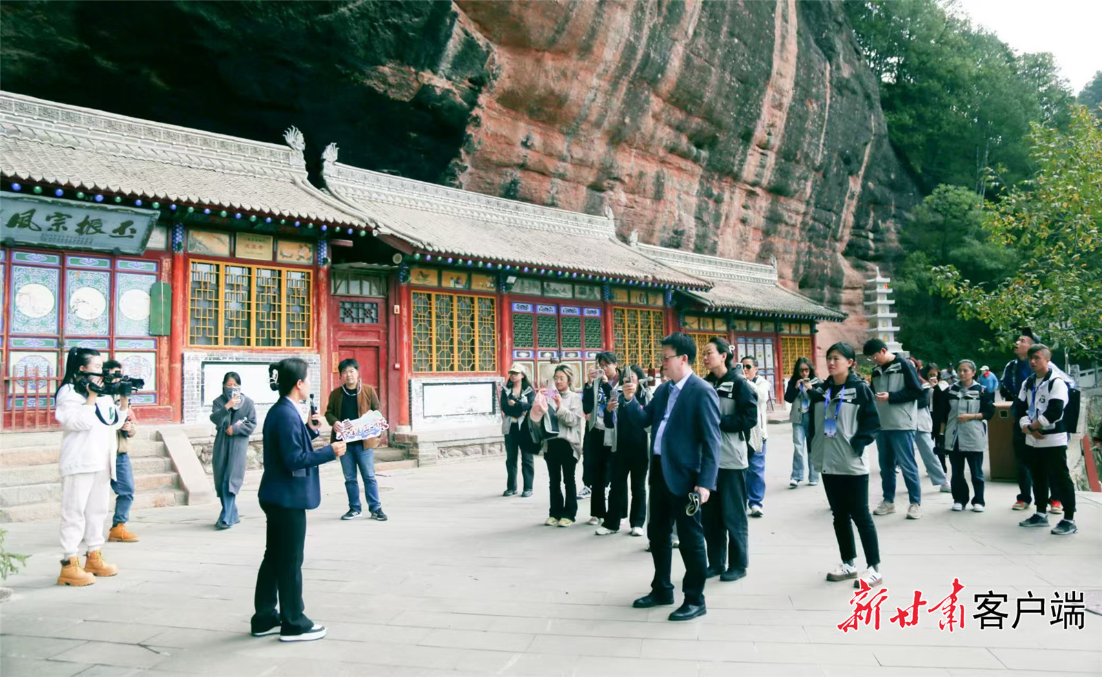 采访团一行走进仙人崖景区