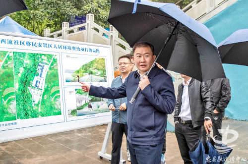 县委书记李电(中)调研督导复兴镇水坪社区和西流社区移民安置区人居环境整治项目建设情况。余鸿 摄