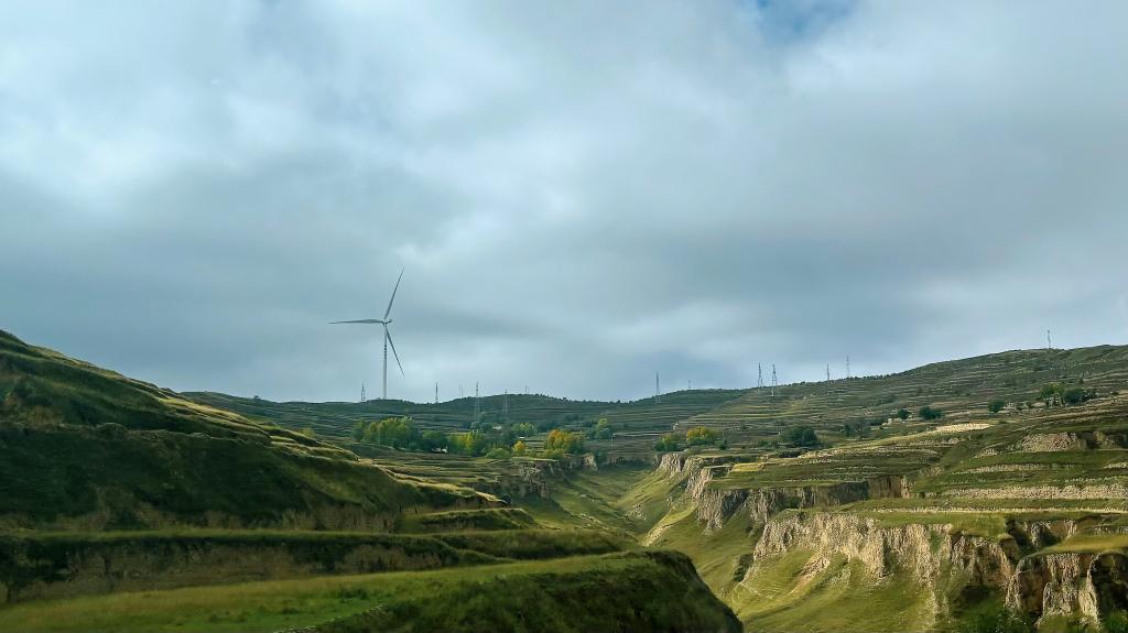 这是定西境内高速路旁的景色　新华社记者　刘雅萱　摄