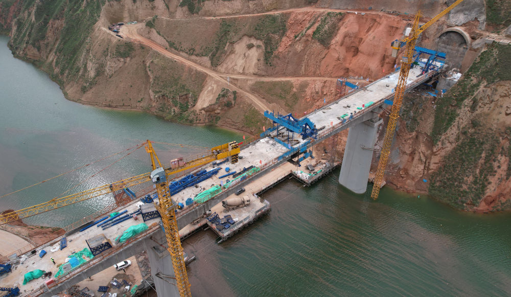 10月12日拍摄的建设中的兰合铁路本池沟大桥（无人机照片）　新华社记者　陈斌　摄