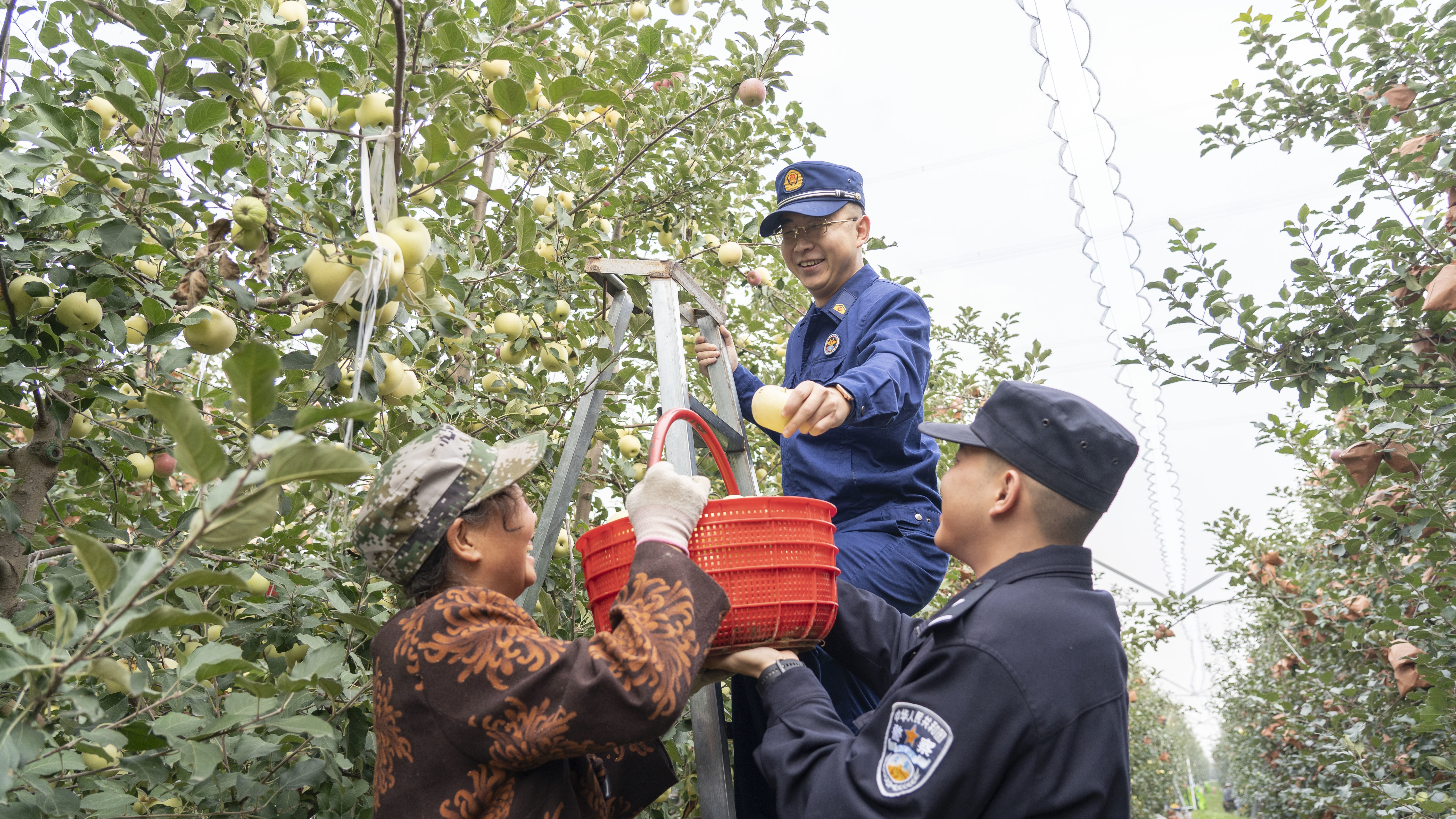 消防救援大队联合平凉市公安局崆峒分局四十里铺派出所深入辖区农村开展秋季防火、反电信网络诈骗进农村活动