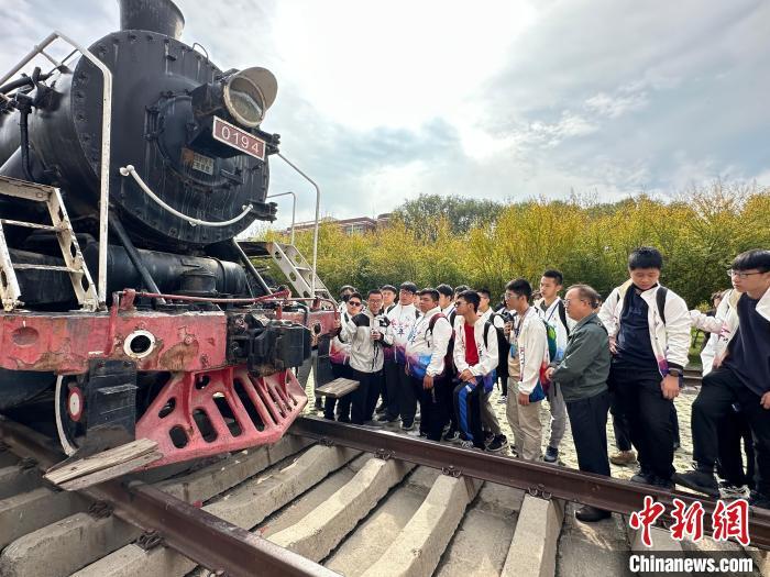 10月18日，甘肃兰州，台湾师生在兰州交通大学参观上游型蒸汽机车车身。中新社记者　闫姣　摄