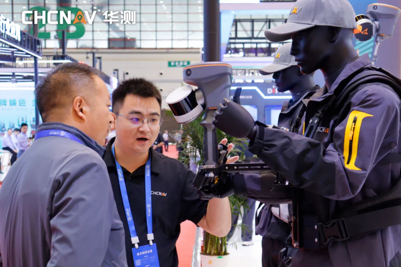 (华测员工现场讲解华测导航RS系列测量系统)