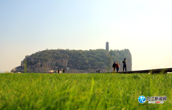 鄱阳湖进入极枯水期 湖中鞋山岛引来大批游客（图）