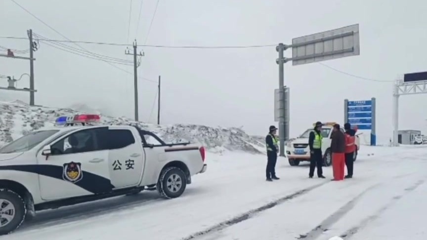 酒泉国道215线当金山路段积雪结冰