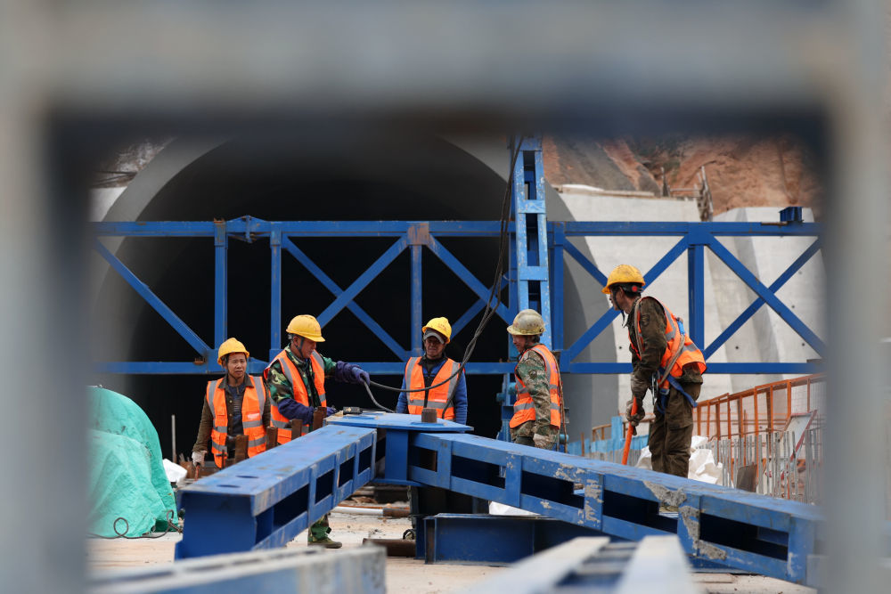 10月12日，中铁二十局的建设者在兰合铁路本池沟大桥上施工作业。新华社记者　陈斌　摄