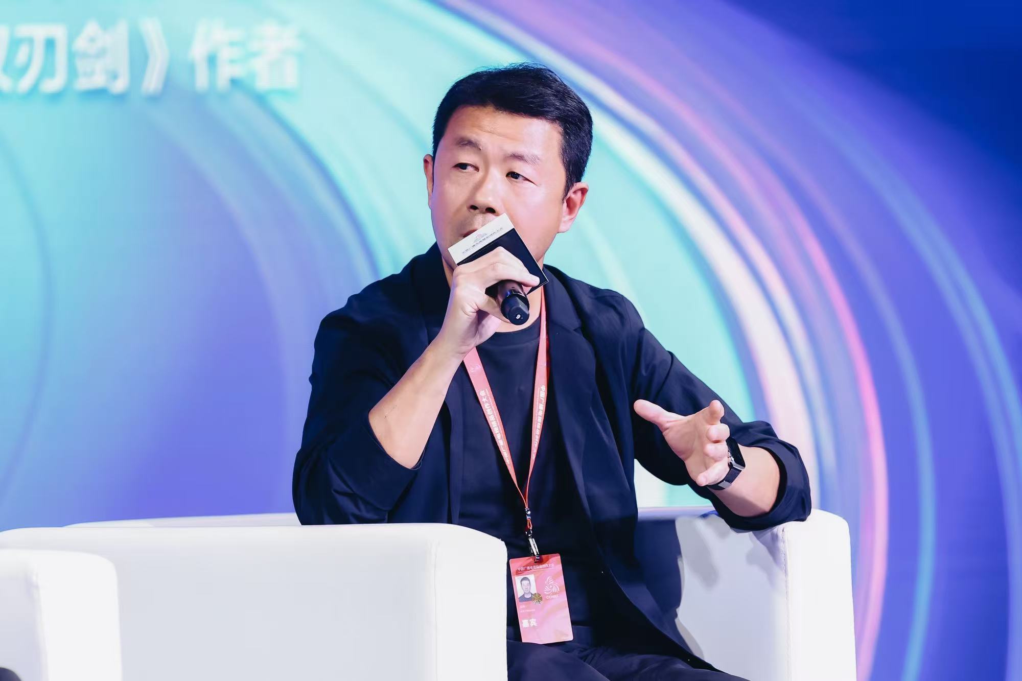 吕铮，警察，作家、编剧，中国作协会员，北京作协理事，曾获2023年度人民文学奖长篇小说奖、第四届茅盾新人奖、第八届徐迟报告文学奖优秀奖，第六届全国侦探推理小说大赛一等奖等。凭借电视剧《三叉戟》获得第29届华鼎奖最佳编剧提名、第27届白玉兰奖最佳编剧提名。2022年获得第七届“北京中青年德艺双馨文艺工作者”称号。