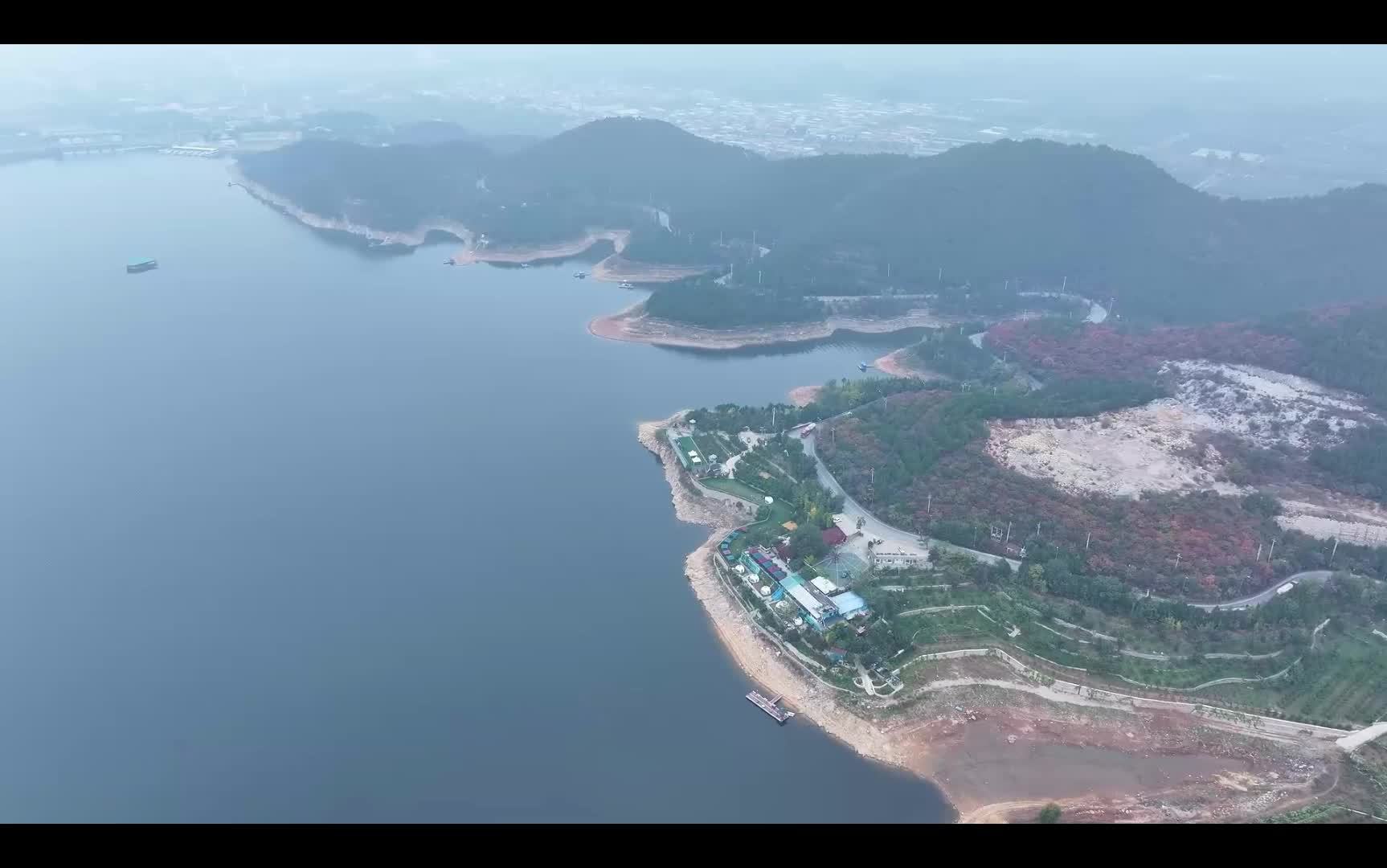 秋雨雾天 金海湖红叶美如油画！游客：找到了宁静与美好，流连忘返