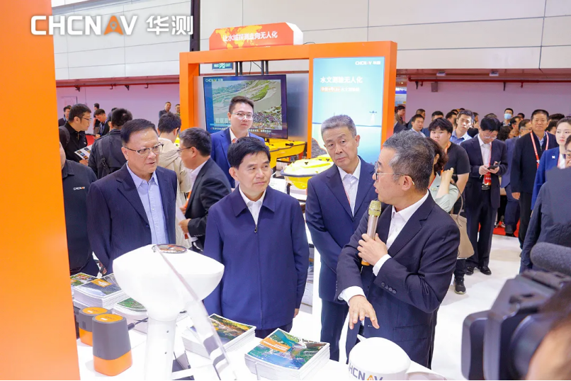(自然资源部副部长刘国洪莅临华测展位参观指导)