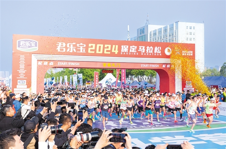 4月21日，2024保定马拉松赛鸣枪开跑，2万名选手奔跑在环城水系最美赛道。