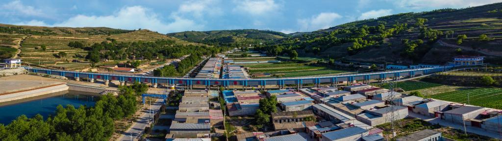 这是引洮供水一期工程总干渠阳阴峡渡槽，位于定西市安定区内官营镇。新华社发