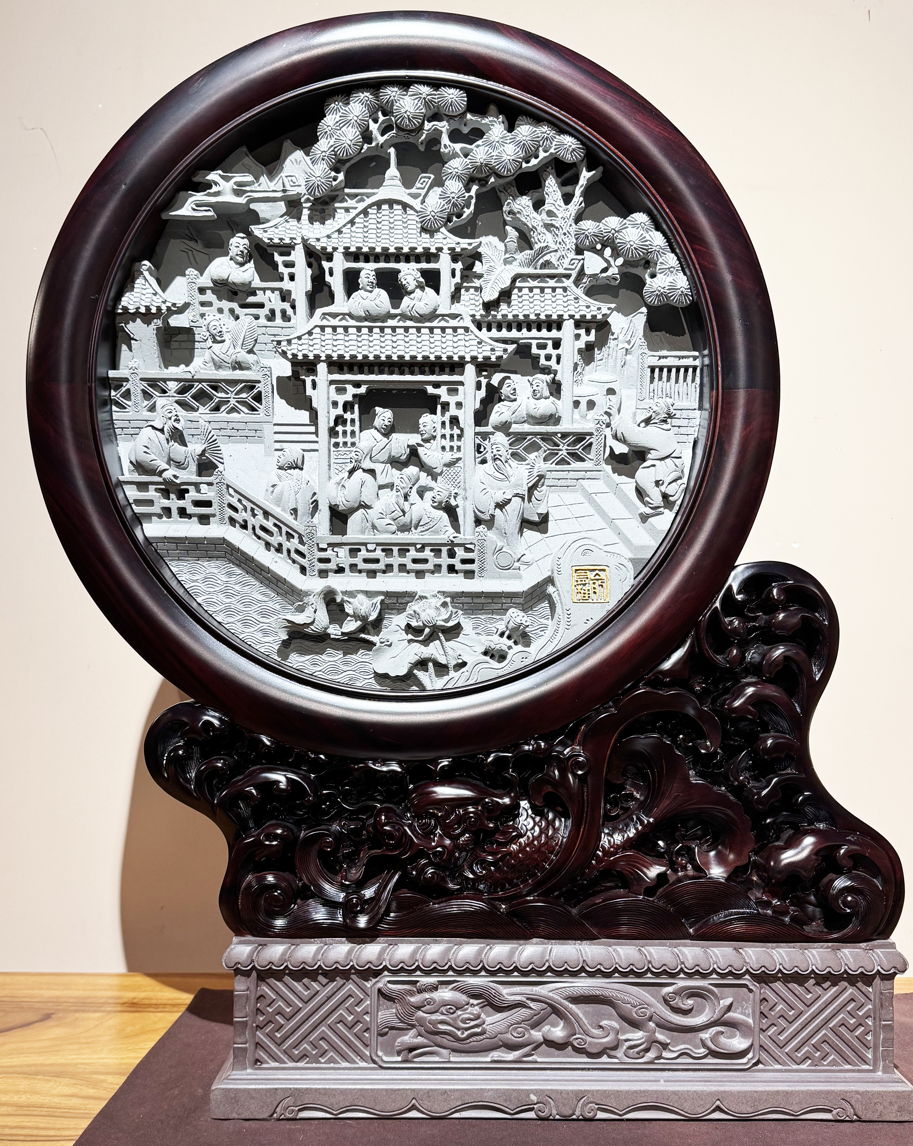 ▲俞有桂制作的婺源三雕作品。摄影｜江西日报全媒体记者曾悦之