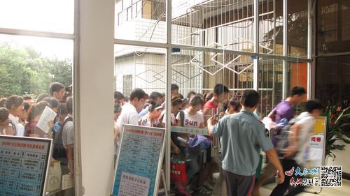 2010年，图书馆大门一开，读者蜂拥而入