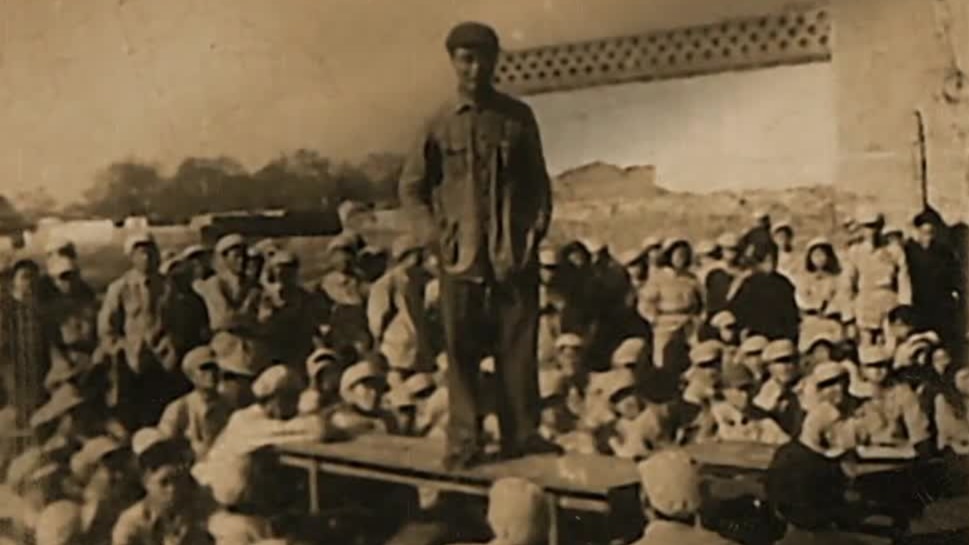 吹响民族号角！艾青把爱国热情融入诗歌，形成感人的力量