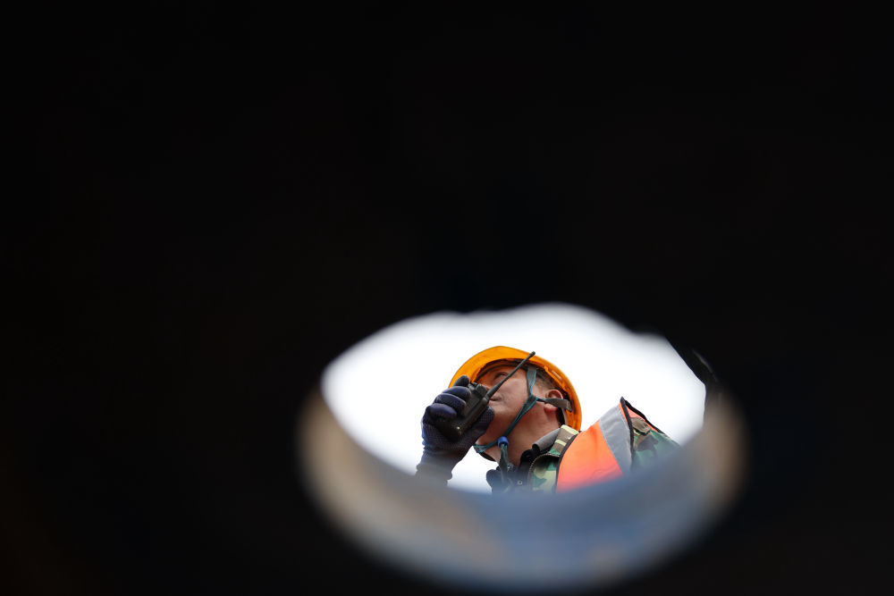 10月12日，中铁二十局的建设者在兰合铁路本池沟大桥上施工作业。新华社记者　陈斌　摄