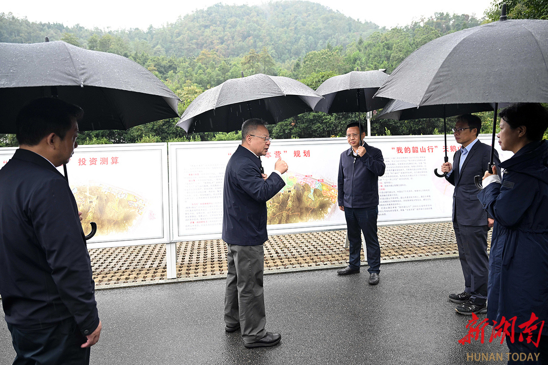 （10月14日，沈晓明来到天鹅山“我的韶山行”综合实践基地规划选址点，听取基地规划情况介绍。）