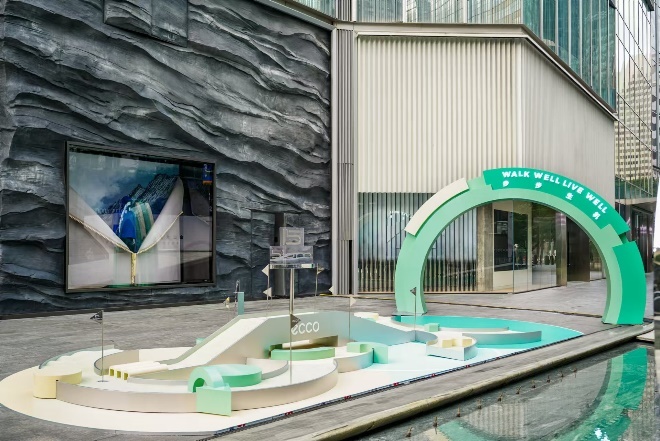 亮灯仪式图（由左至右依次为：ECCO 大中华区总经理董江白女士，ECCO品牌代言人黄景瑜，深圳万象城总经理陈伟才先生）