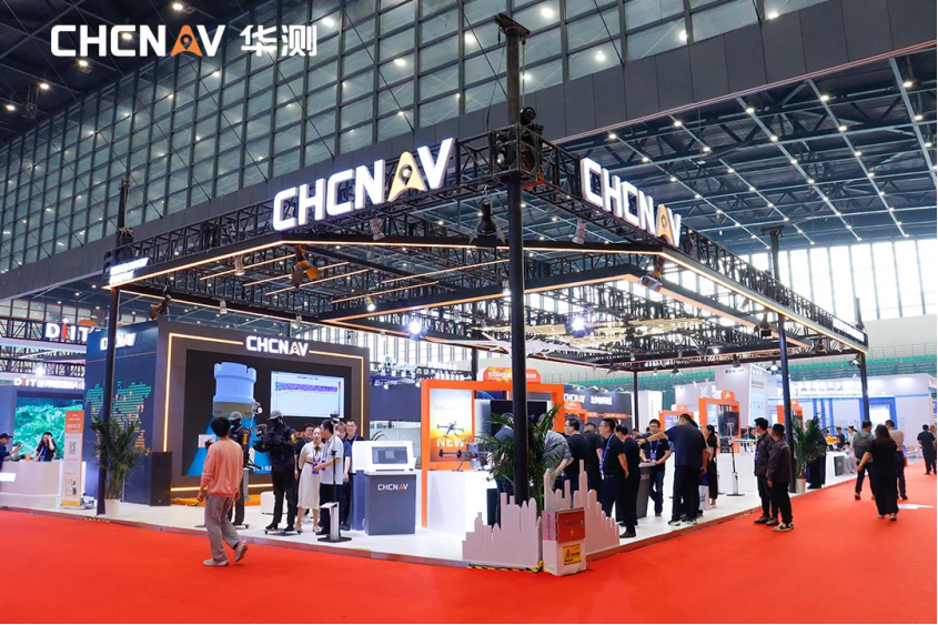 (华测导航展位现场)