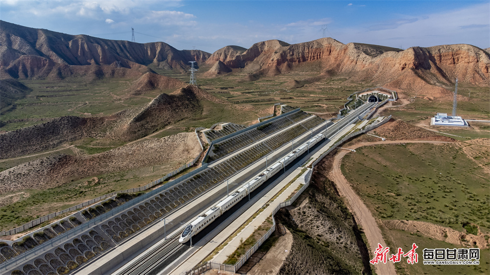 10月11日，在兰张高铁兰武段，列车从兰州永登县丹霞地貌中驶过。