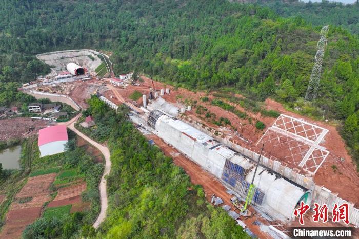 成达万高铁成营段黄家山隧道进口端建设现场。记者 刘忠俊 摄