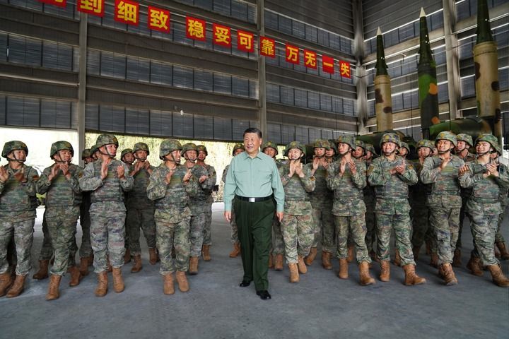 10月17日，中共中央总书记、国家主席、中央军委主席习近平到火箭军某旅视察。这是习近平在察看装备操作训练情况时，同官兵亲切交谈。新华社记者 李刚 摄