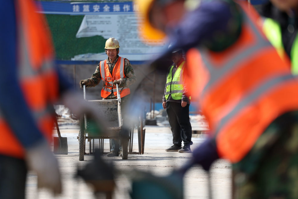 10月12日，中铁二十局的建设者在兰合铁路本池沟大桥上施工作业。新华社记者　陈斌　摄