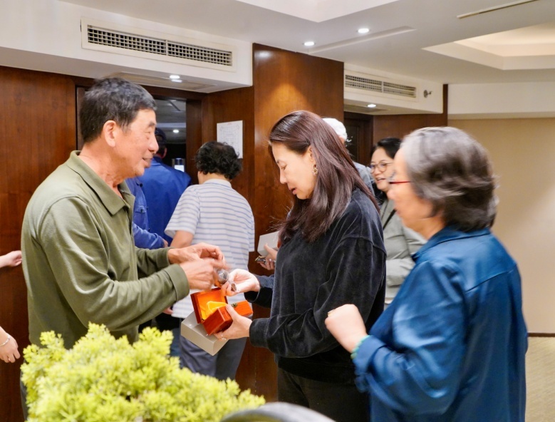 王道林夫妇与演员陈炜谈如何收藏雨花石