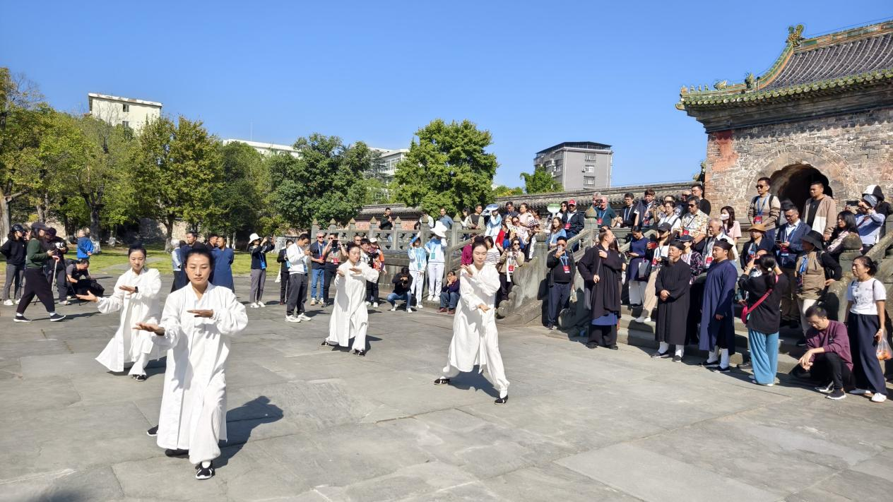 ▲嘉宾在玉虚宫观看武术表演 徐刚 摄