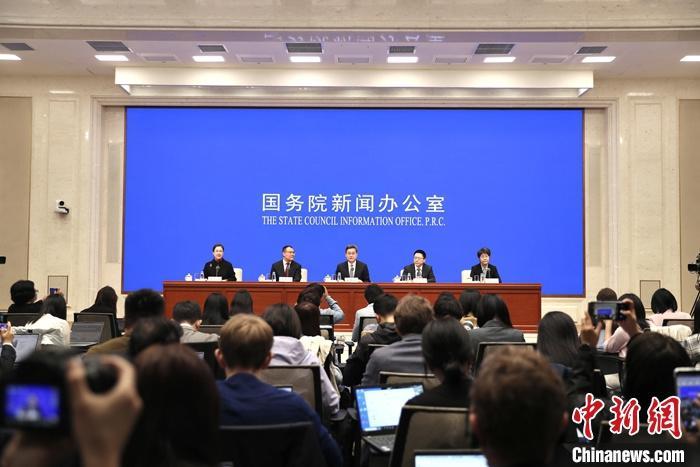10月12日，中国国务院新闻办公室在北京举行新闻发布会，财政部部长蓝佛安、财政部副部长廖岷、财政部副部长王东伟、财政部副部长郭婷婷介绍“加大财政政策逆周期调节力度、推动经济高质量发展”有关情况，并答记者问。 <a target='_blank' href='/'>中新社</a>记者 王紫儒 摄