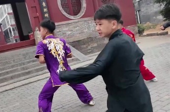 功夫少年动作行云流水，一招一式皆是真功夫