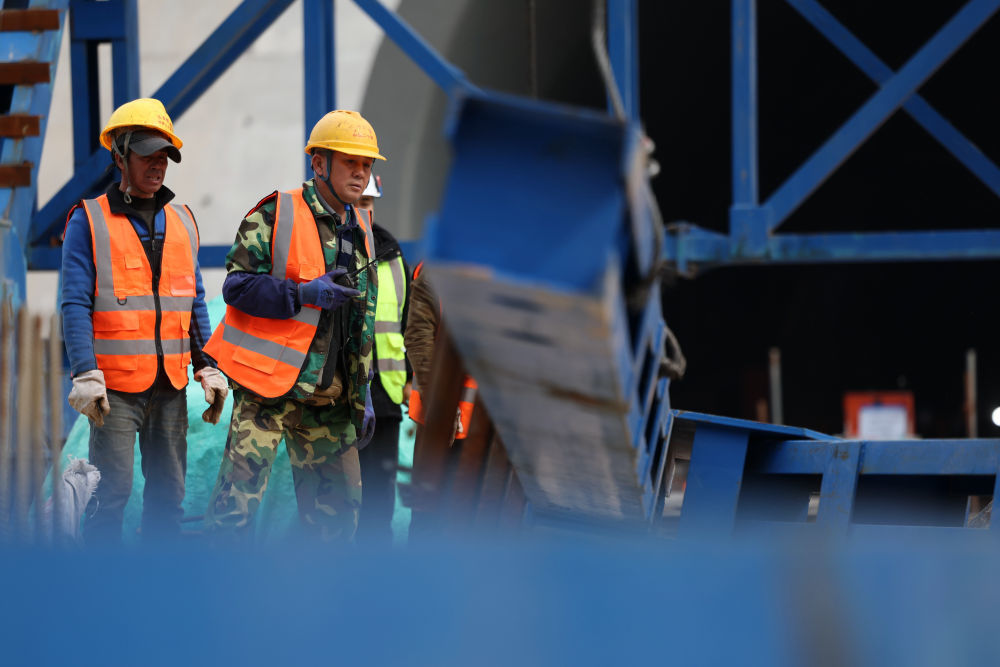 10月12日，中铁二十局的建设者在兰合铁路本池沟大桥上施工作业。新华社记者　陈斌　摄